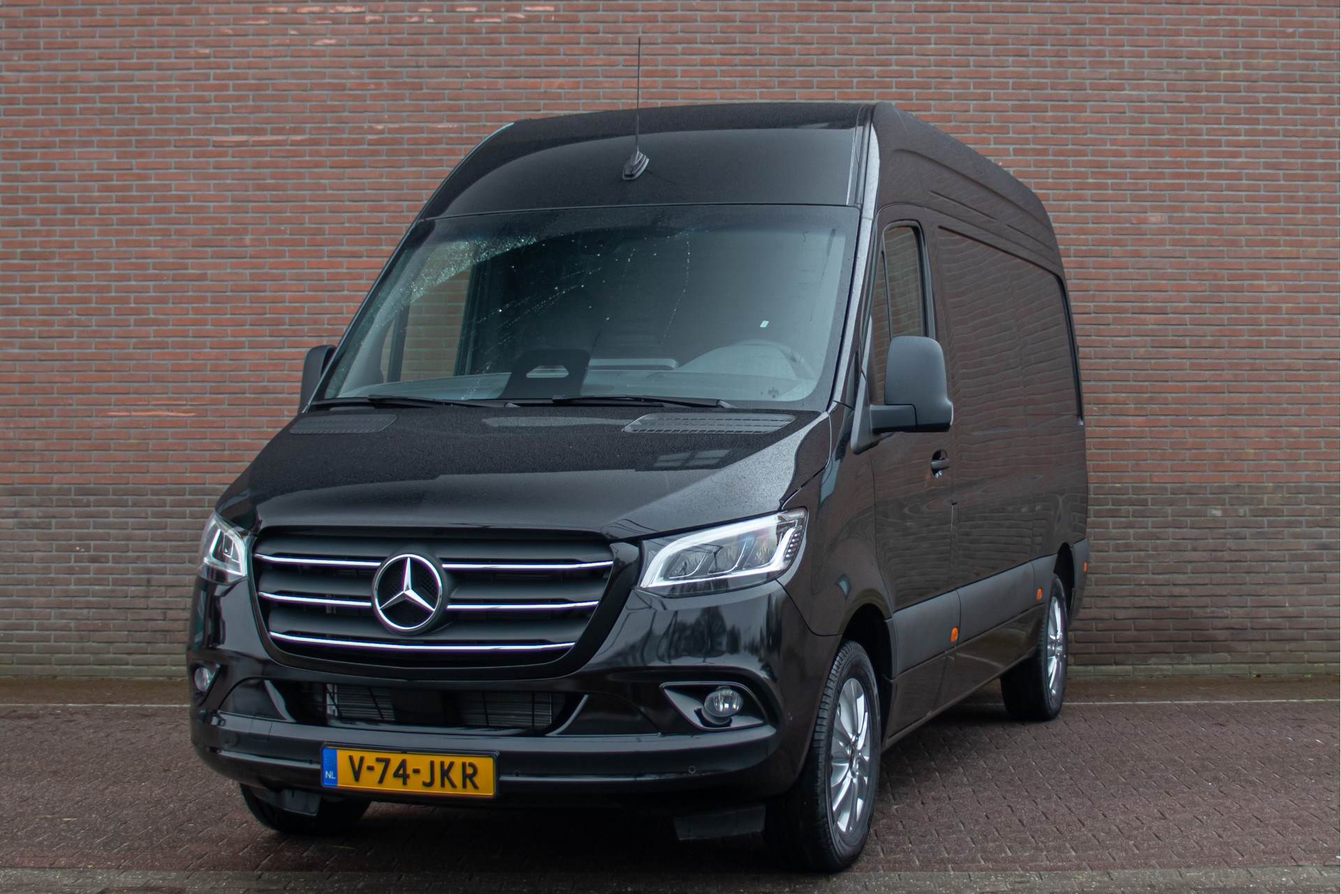 41894710-4.jpg