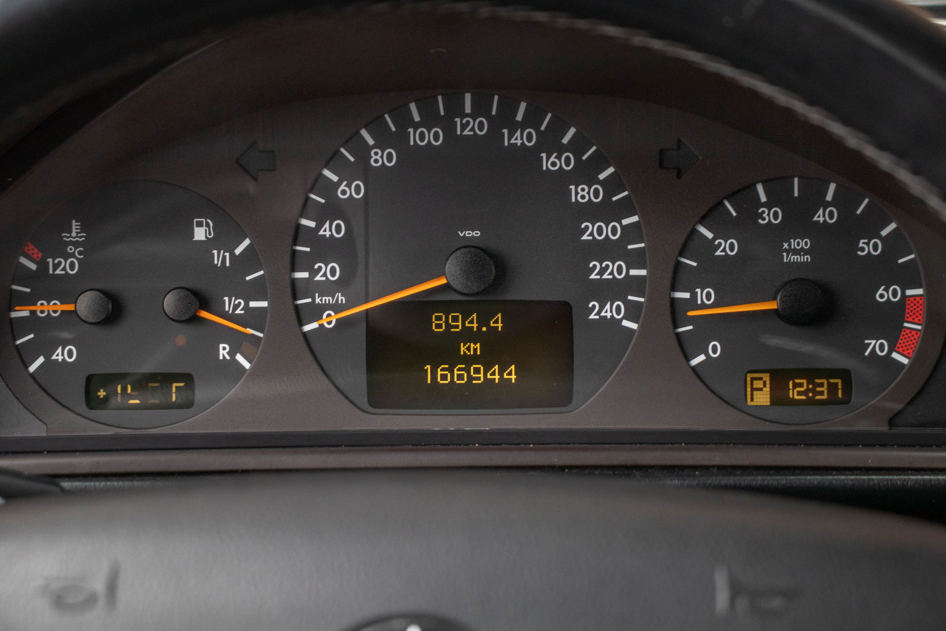 42695815-3.jpg