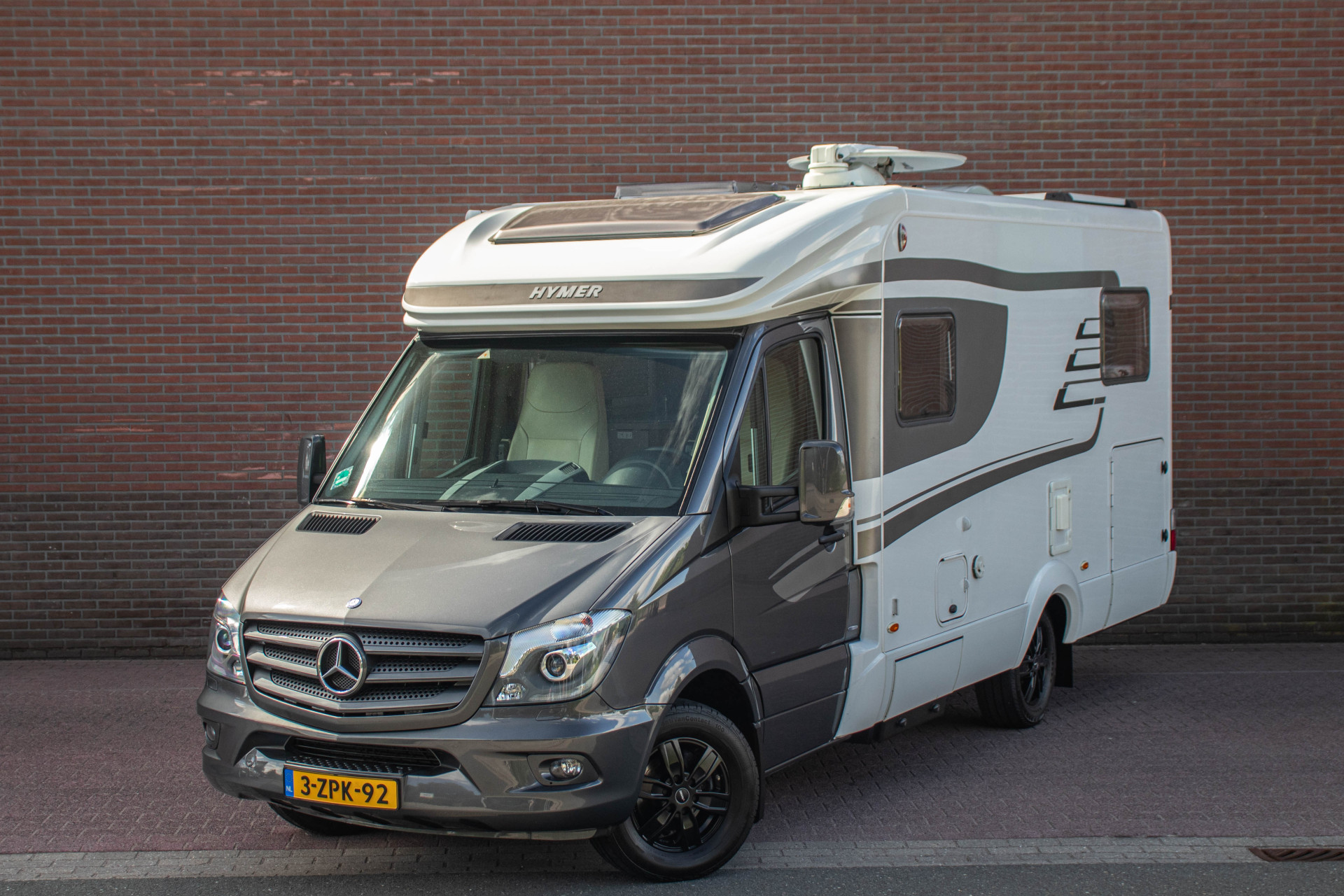 45058452-1.jpg