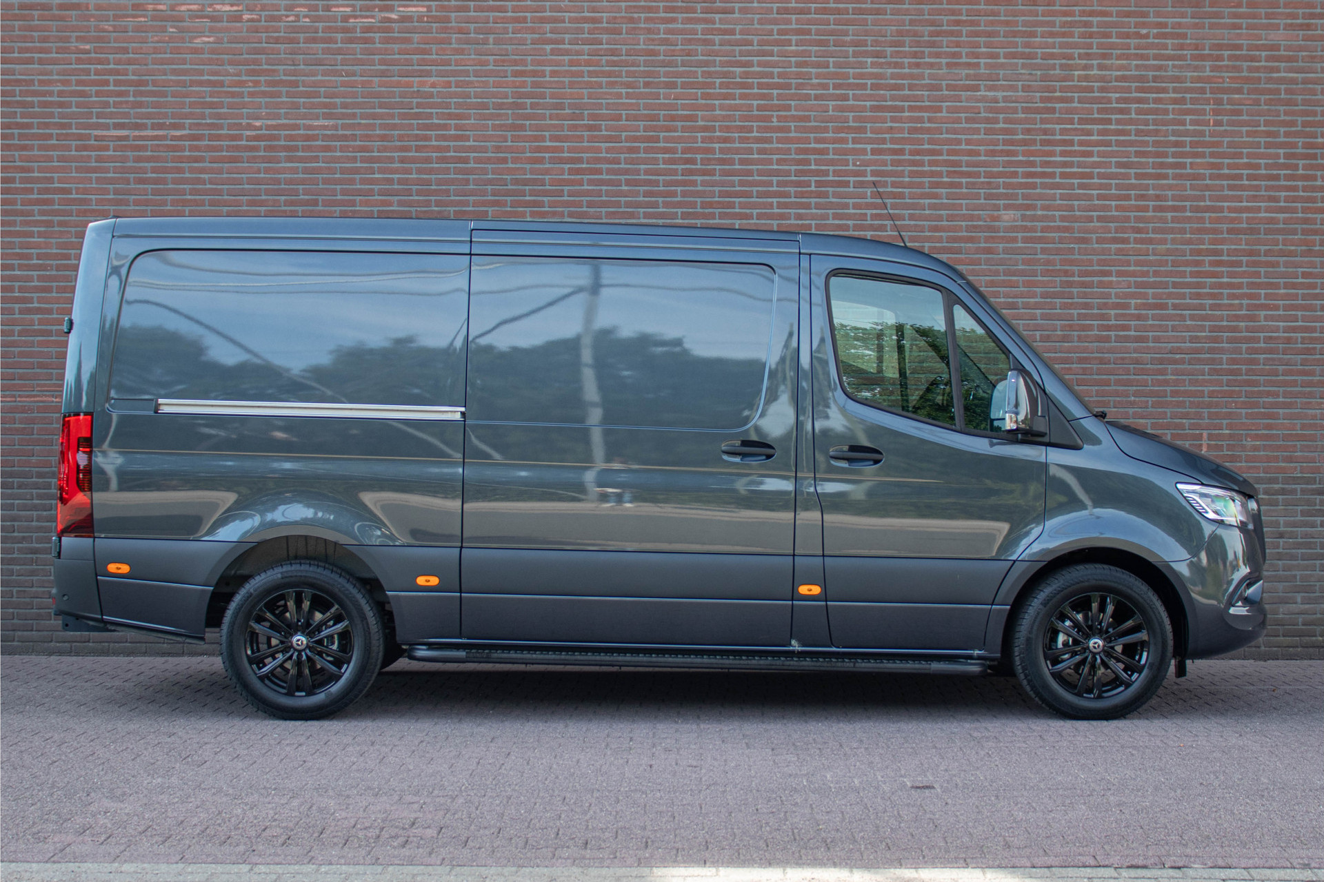 46518979-10.jpg