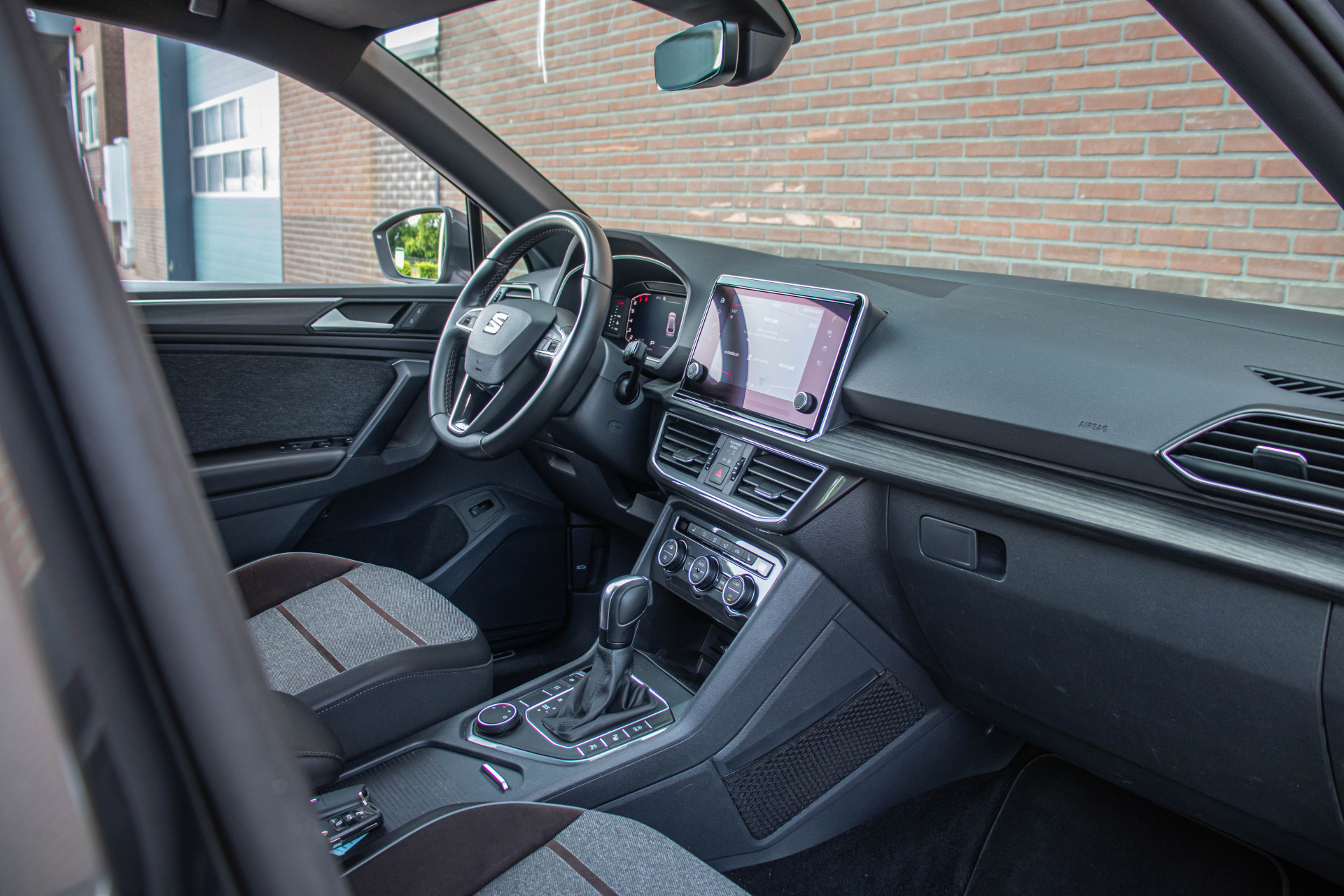 47045735-2.jpg