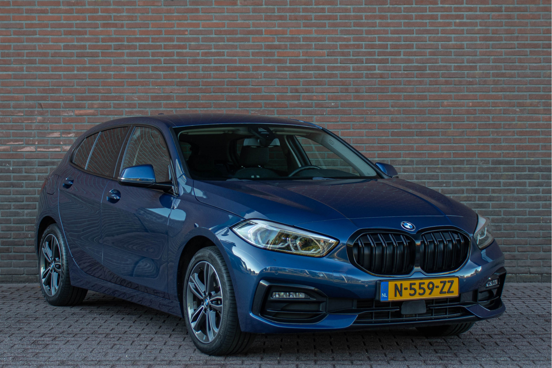 47304093-5.jpg