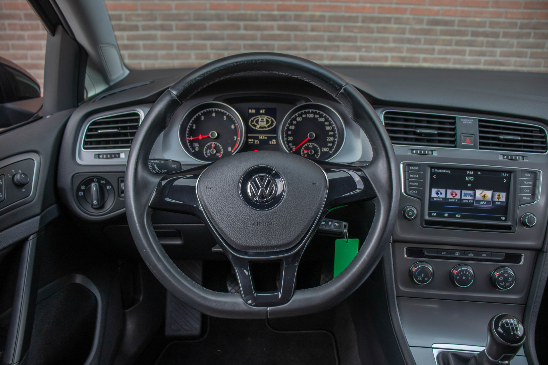 47304415-17.jpg