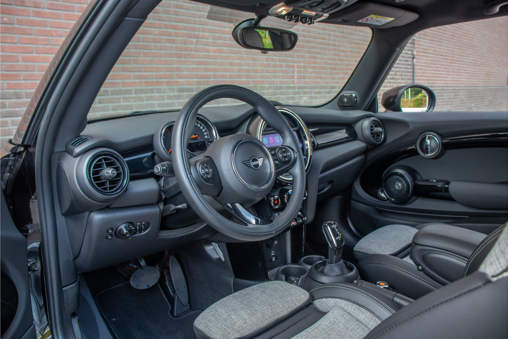 56223763-1.jpg